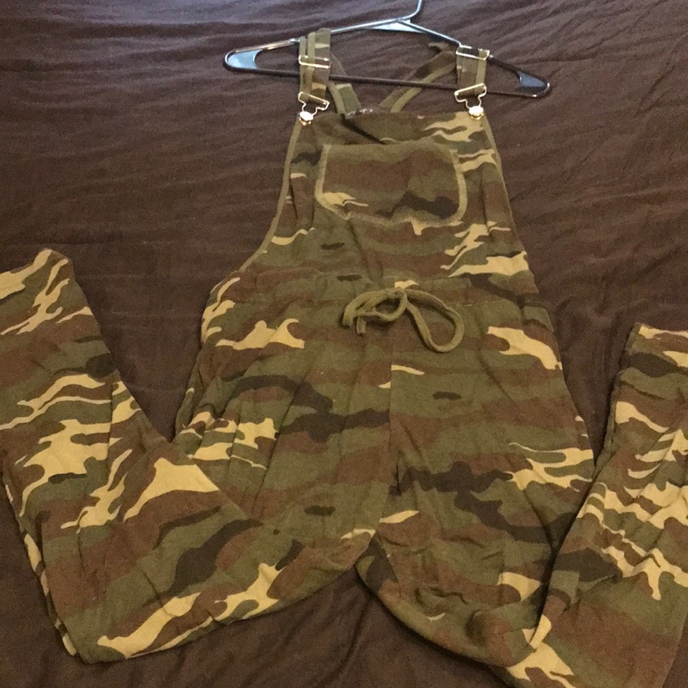 Soft and comfortable camo overalls, with a drawstring waist